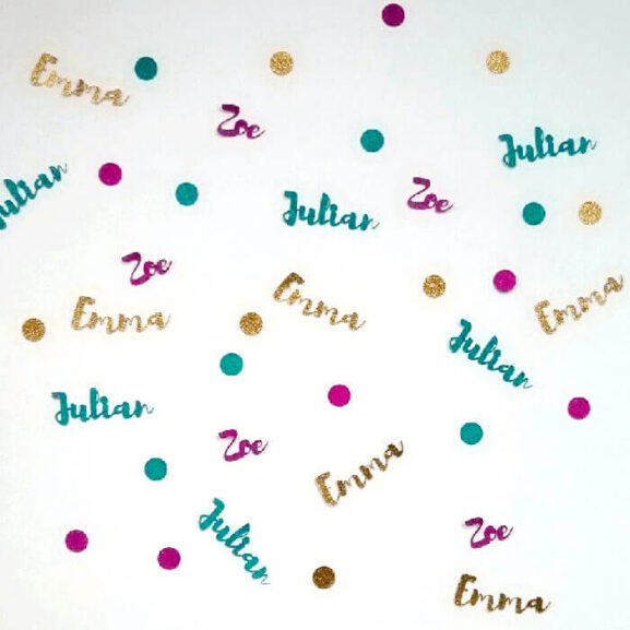 personalisiertes Konfetti in verschiedenem Farben mit individuellen Namen wie Emma, Julian, Zoe